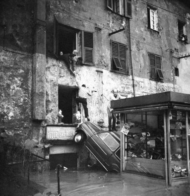 1970 - 186991 Alluvione Bisagno Uomo su muro