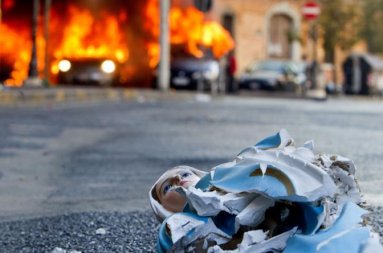 Una statua della Madonna di Lourdes distrutta in via Labicana a Roma durante la manifestazione degli indignati, oggi 15 ottobre 2011. Sullo sfondo un'auto in fiamme. ANSA/MASSIMO PERCOSSI